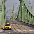 Most se žlutým taxíkem