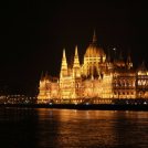 Parlament v Budapešti v noci