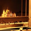 Překrásný parlament v Maďarsku v nočním osvětlení