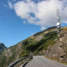 Norská silnice lemovaná kopci