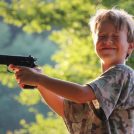 Staší portrét chlapce s pistolí - tato fotografie byla otištěna v časopise - více <a href="https://malebno.cz/portrety-ze-supliku-ma-starsi-tvorba/">ZDE</a>