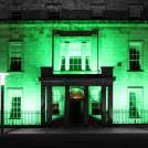 Zelené Irsko - zeleně nasvícená budova na počest oslav svatého Patrika