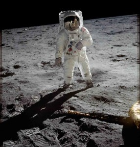 ARMSTRONG, Neil. National Aeronautics and Space Administration [online]. [cit. 1.2.2016]. Dostupný na WWW: http://www.nasa.gov/mission_pages/apollo/40th/images/apollo_image_12.html