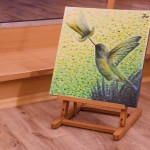 Malba zeleného kolibříka na malířském stojanu