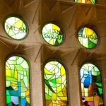 Detail zelených vitráží katalánského architekta Gaudího