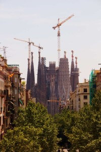 Pohled na známou katedrálu ze Sagrada Família přímo z okna komplexu Nemocnice Svatého kříže a svatého Pavla