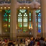 Pohled na vitráže katedrály Sagrada Família, modré a zelené vitráže